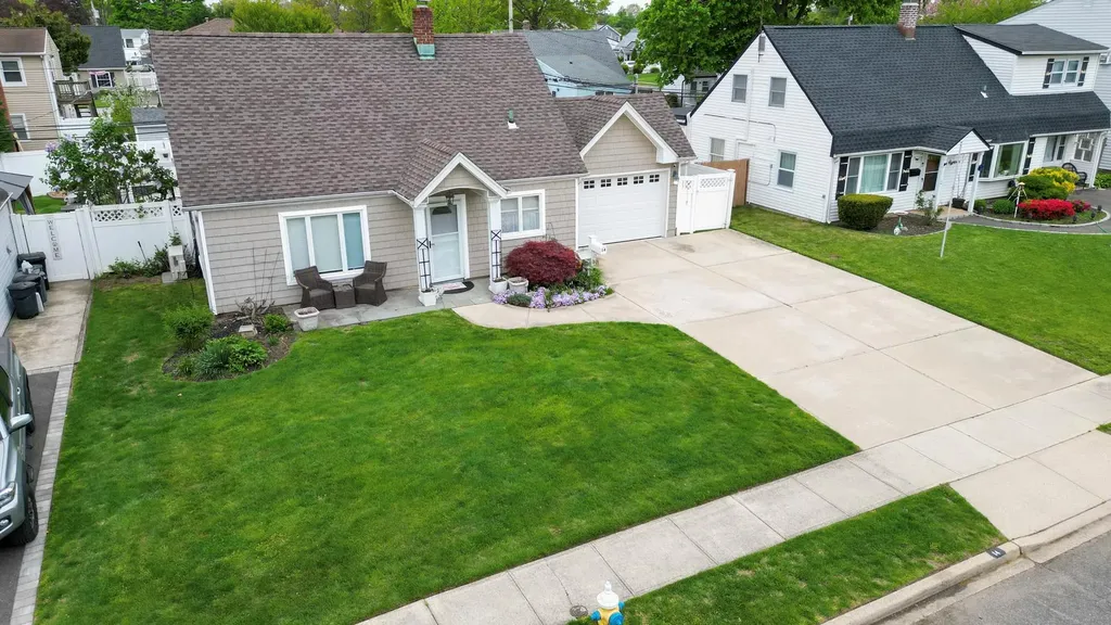 14 Daisy Lane Levittown NY 11756