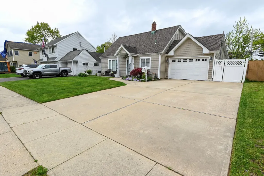 14 Daisy Lane Levittown NY 11756