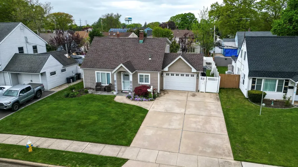 14 Daisy Lane Levittown NY 11756