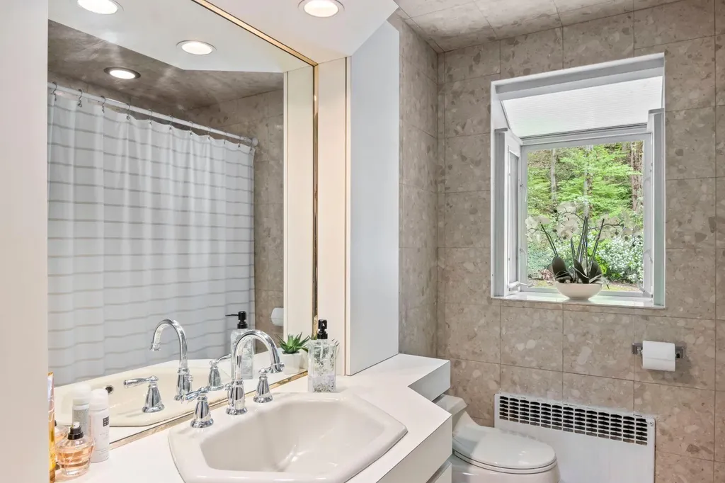 22 Overbrook Drive Centerport NY 11721