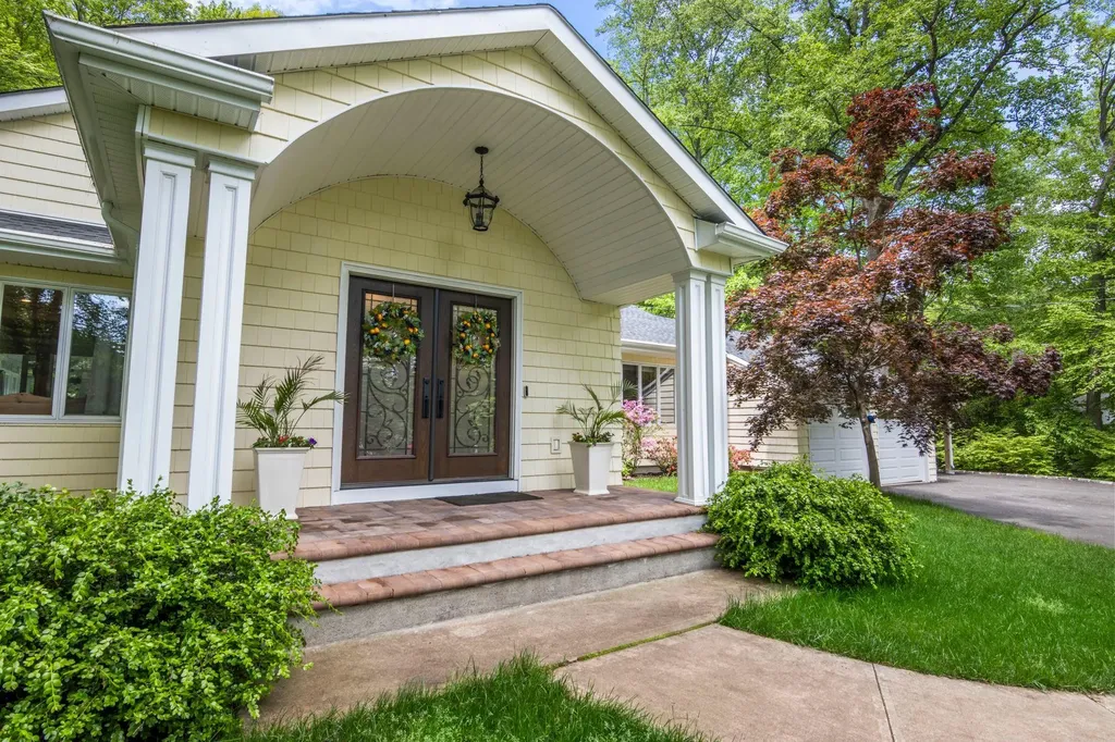 22 Overbrook Drive Centerport NY 11721