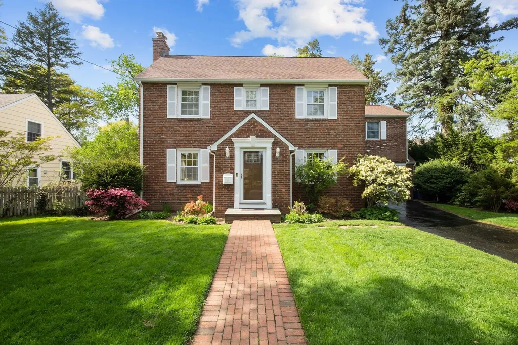19 Donald Street East Williston NY 11596
