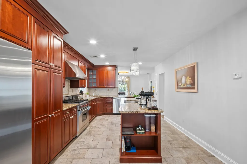 19 Donald Street East Williston NY 11596