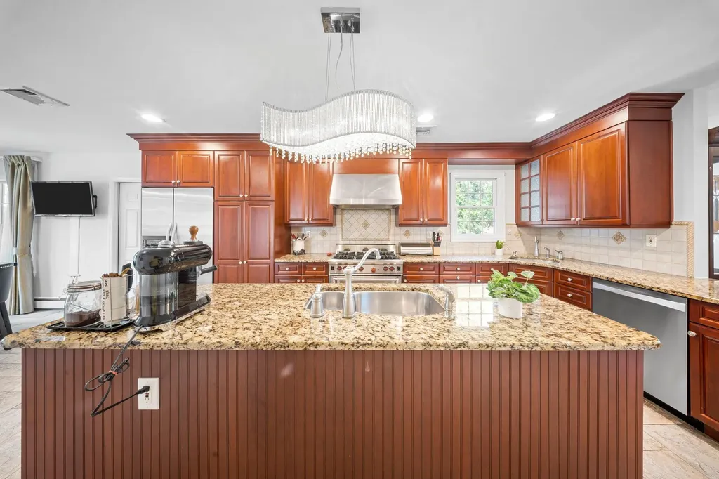 19 Donald Street East Williston NY 11596