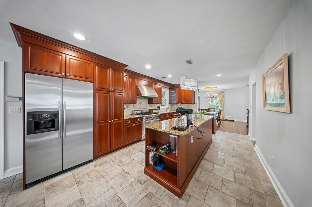 19 Donald Street East Williston NY 11596