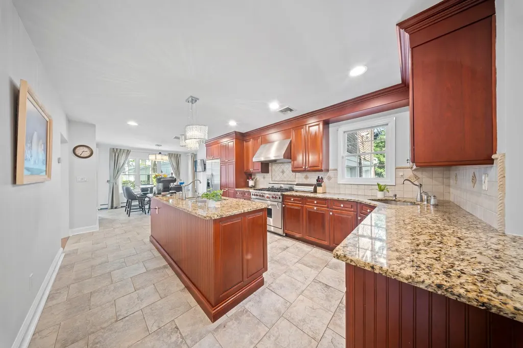 19 Donald Street East Williston NY 11596