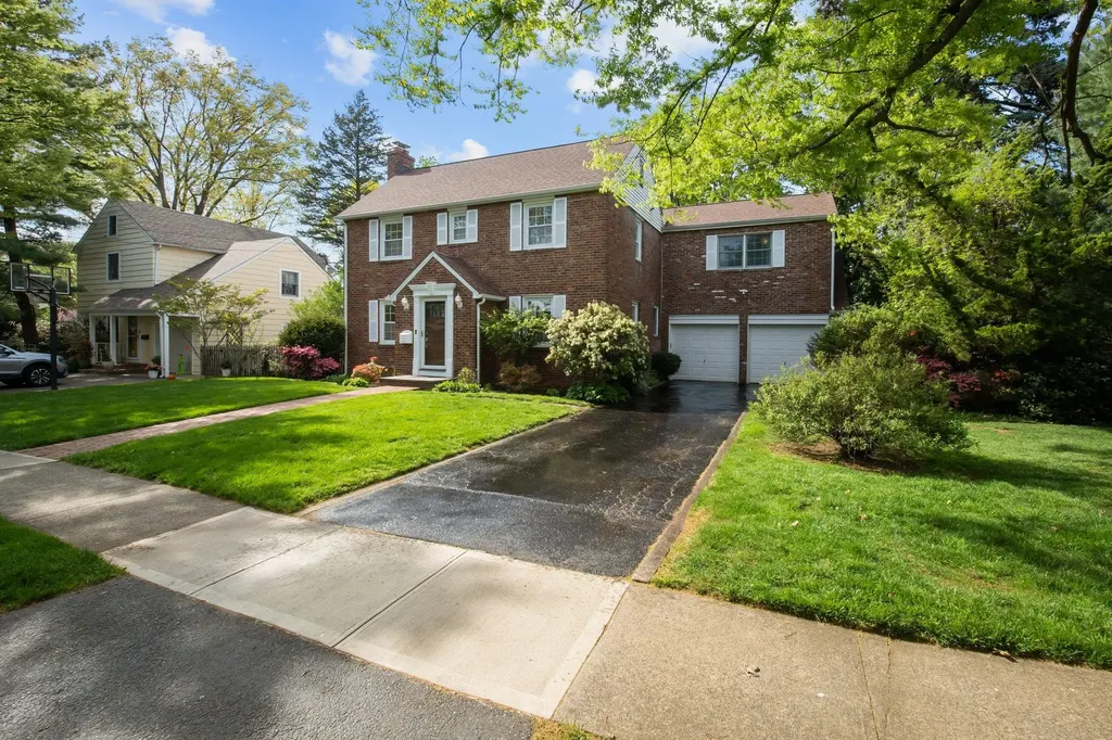19 Donald Street East Williston NY 11596
