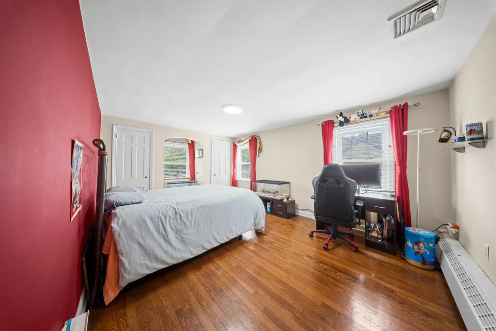 19 Donald Street East Williston NY 11596