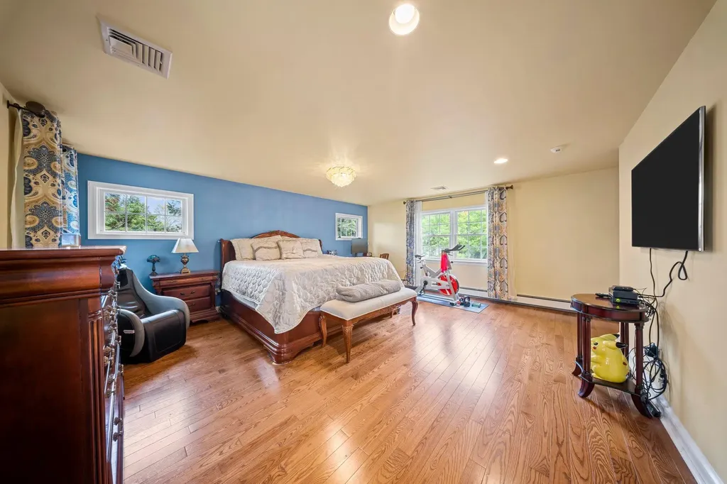 19 Donald Street East Williston NY 11596