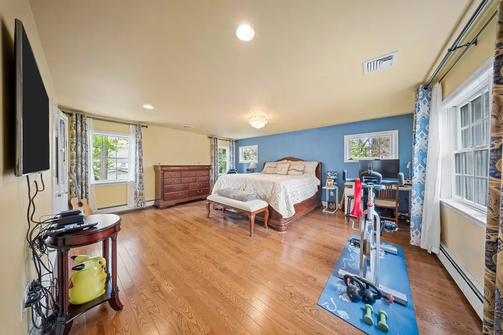 19 Donald Street East Williston NY 11596
