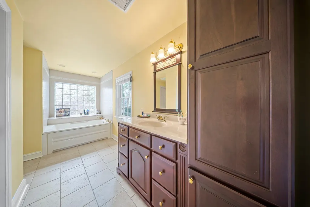 19 Donald Street East Williston NY 11596