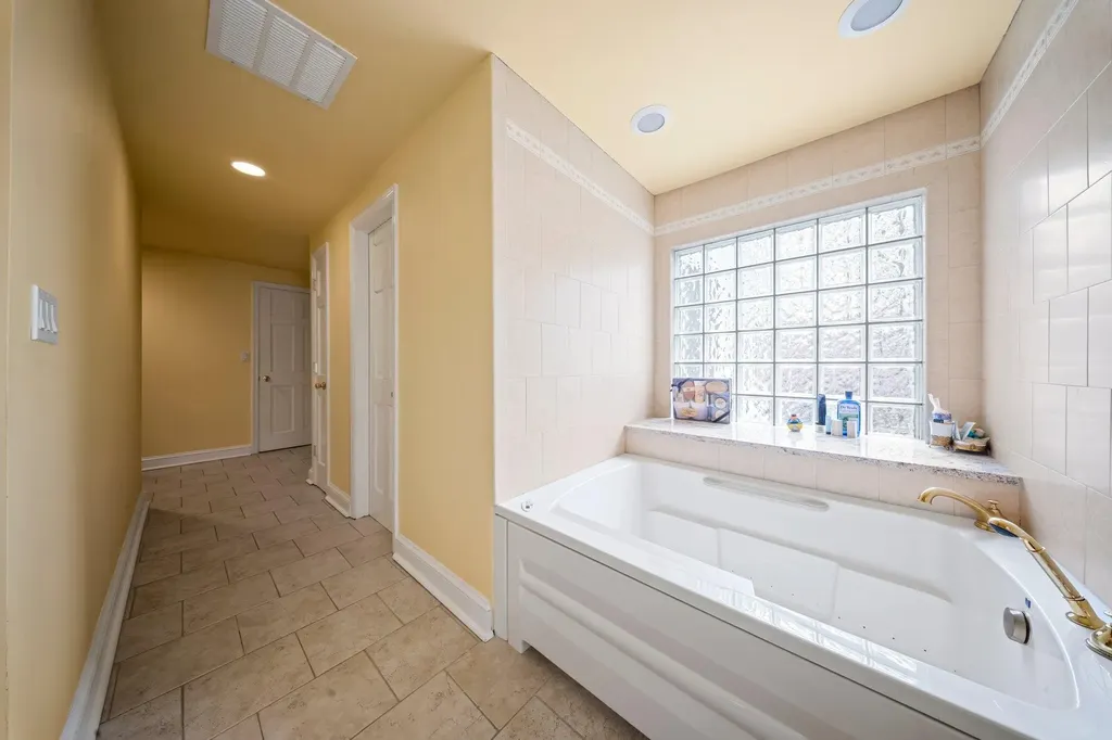 19 Donald Street East Williston NY 11596