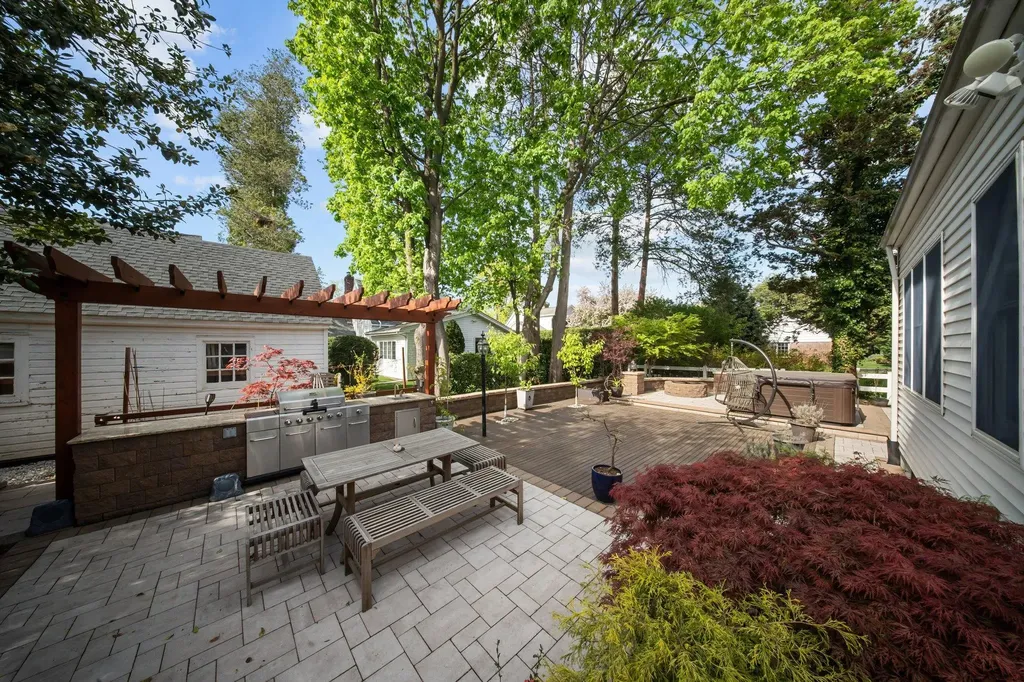 19 Donald Street East Williston NY 11596