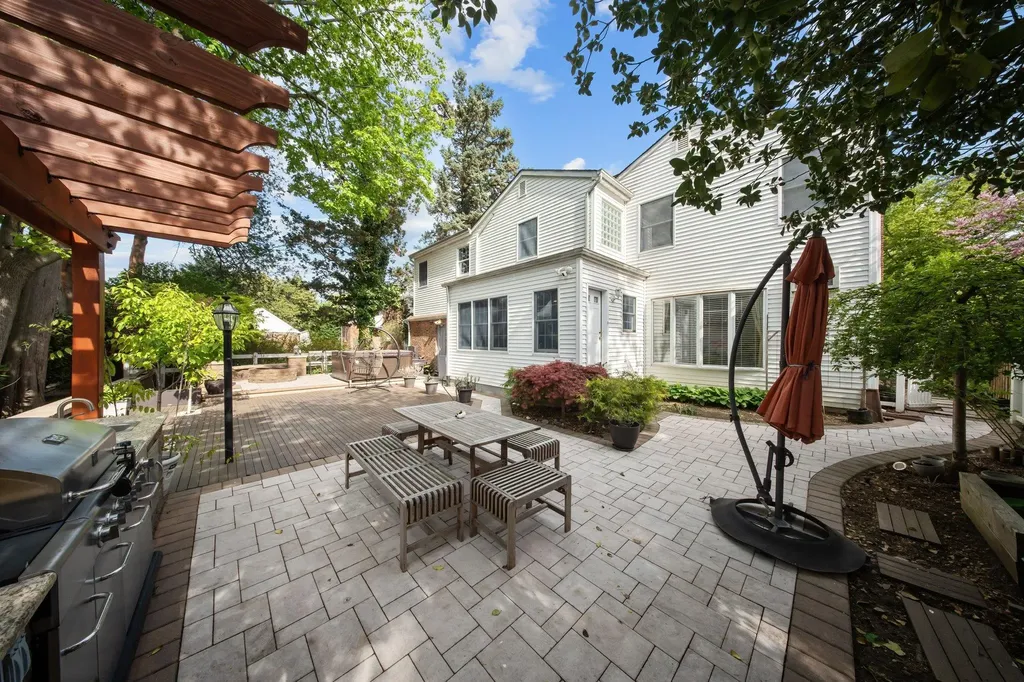 19 Donald Street East Williston NY 11596