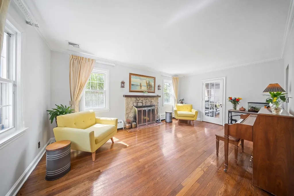 19 Donald Street East Williston NY 11596