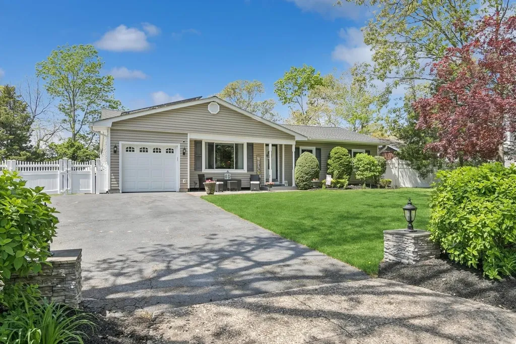 4 Winfield Davis Drive Coram NY 11727