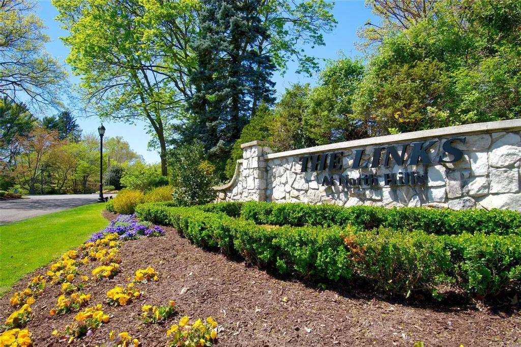 448 Links Drive S Roslyn NY 11576