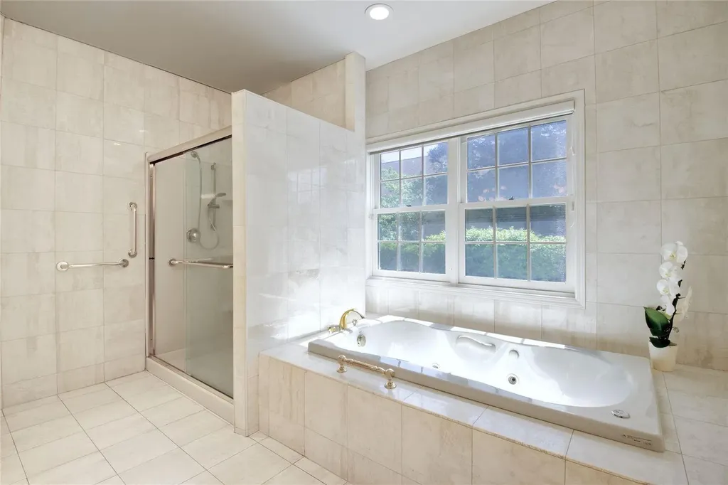448 Links Drive S Roslyn NY 11576