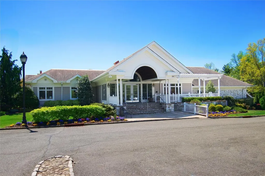 448 Links Drive S Roslyn NY 11576