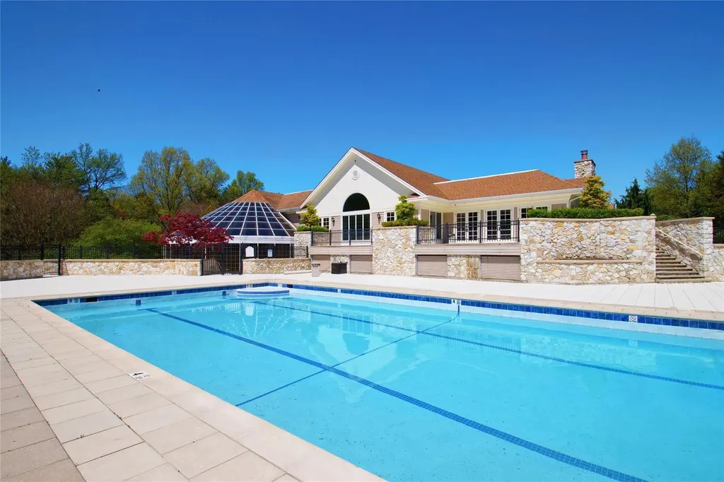 448 Links Drive S Roslyn NY 11576