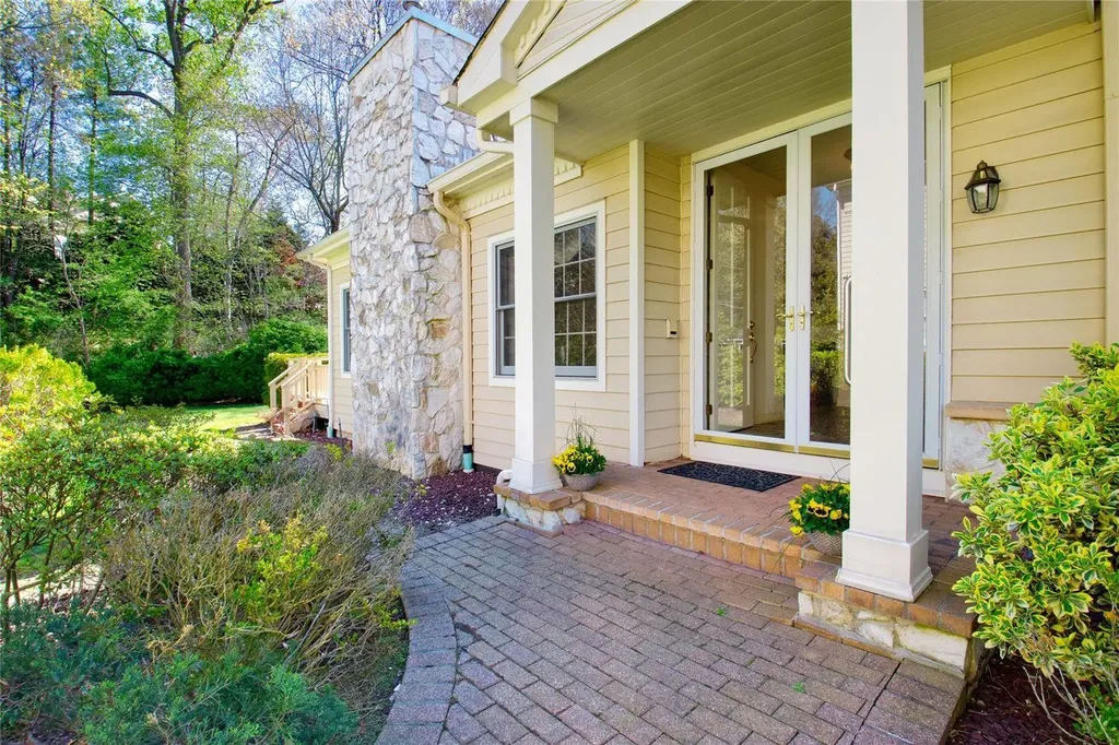 448 Links Drive S Roslyn NY 11576