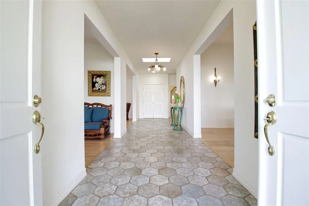 448 Links Drive S Roslyn NY 11576