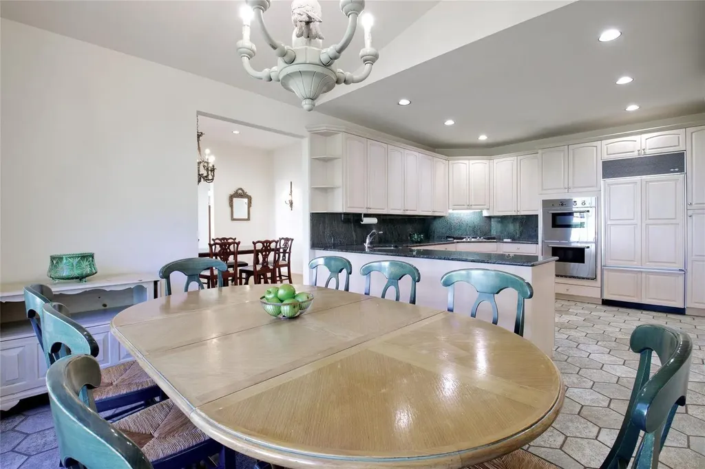 448 Links Drive S Roslyn NY 11576