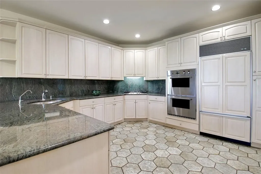 448 Links Drive S Roslyn NY 11576
