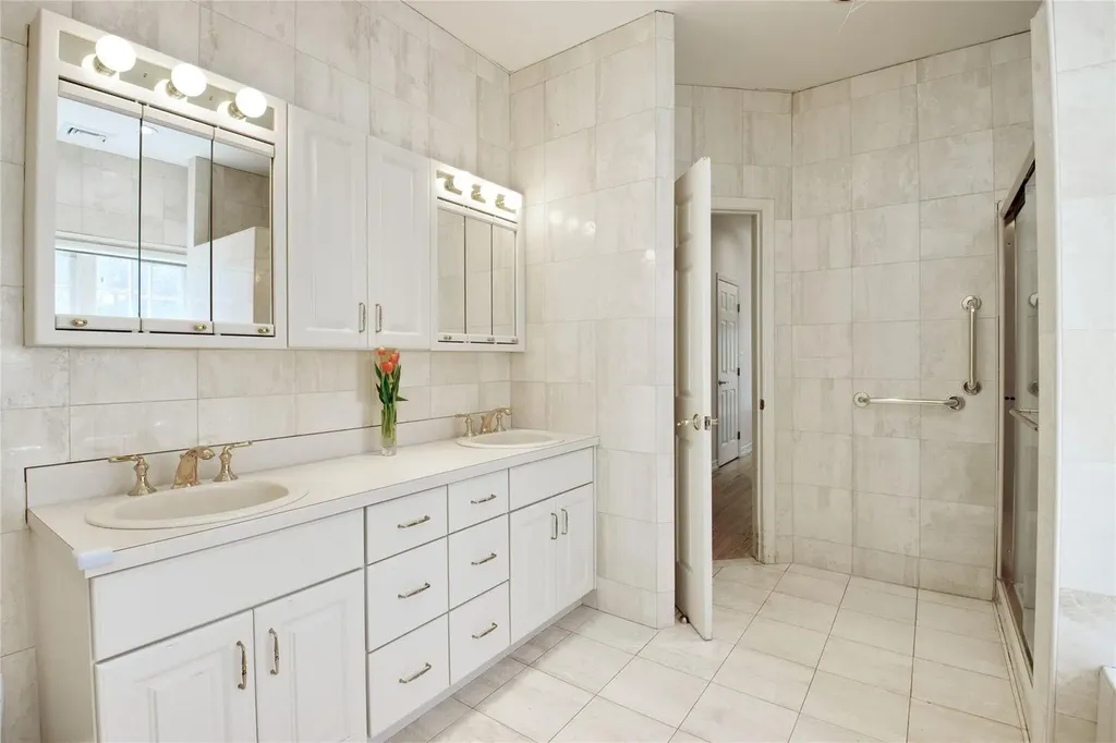 448 Links Drive S Roslyn NY 11576