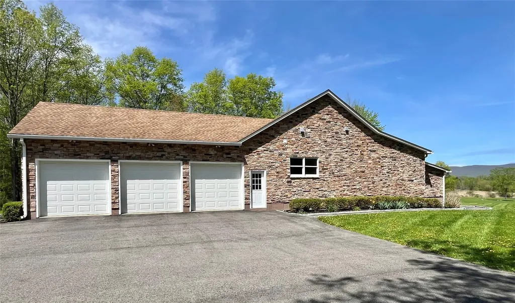 556 Bruyn Turnpike Wallkill NY 12589