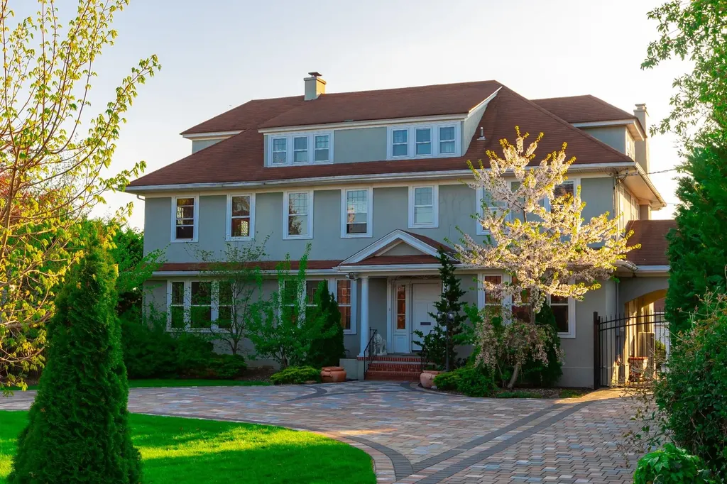 44 S Montgomery Avenue Bay Shore NY 11706