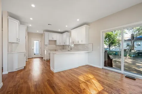 2 Gail-grace Court Copiague NY 11726