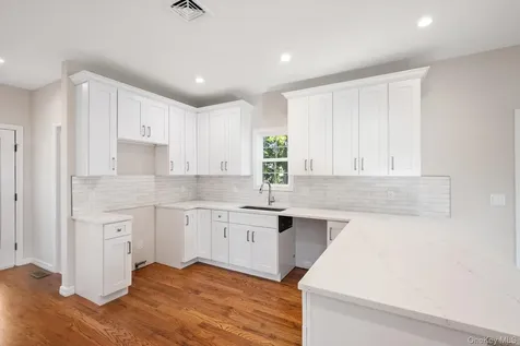 2 Gail-grace Court Copiague NY 11726