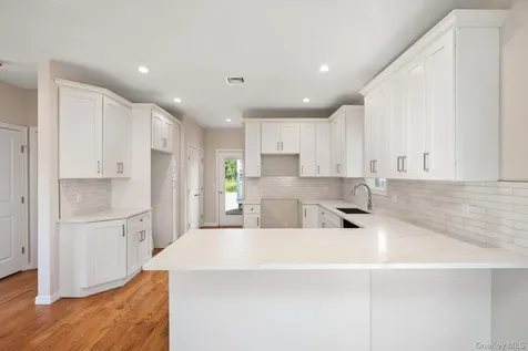 2 Gail-grace Court Copiague NY 11726