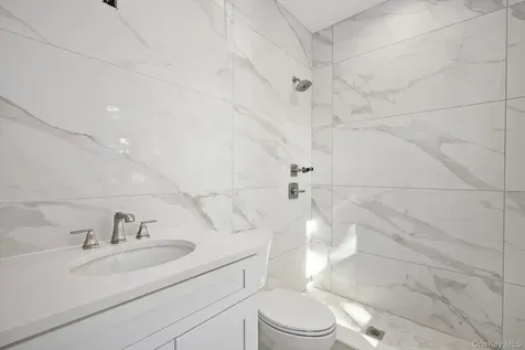 2 Gail-grace Court Copiague NY 11726