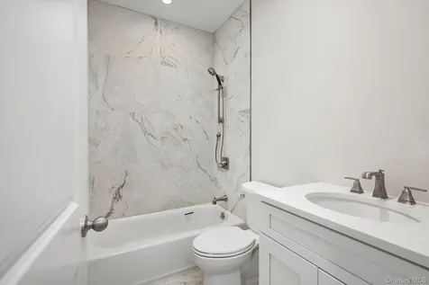 2 Gail-grace Court Copiague NY 11726