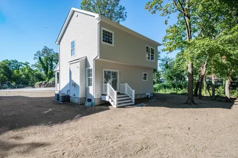 2 Gail-grace Court Copiague NY 11726