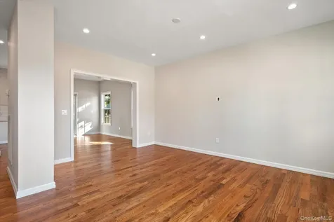 2 Gail-grace Court Copiague NY 11726