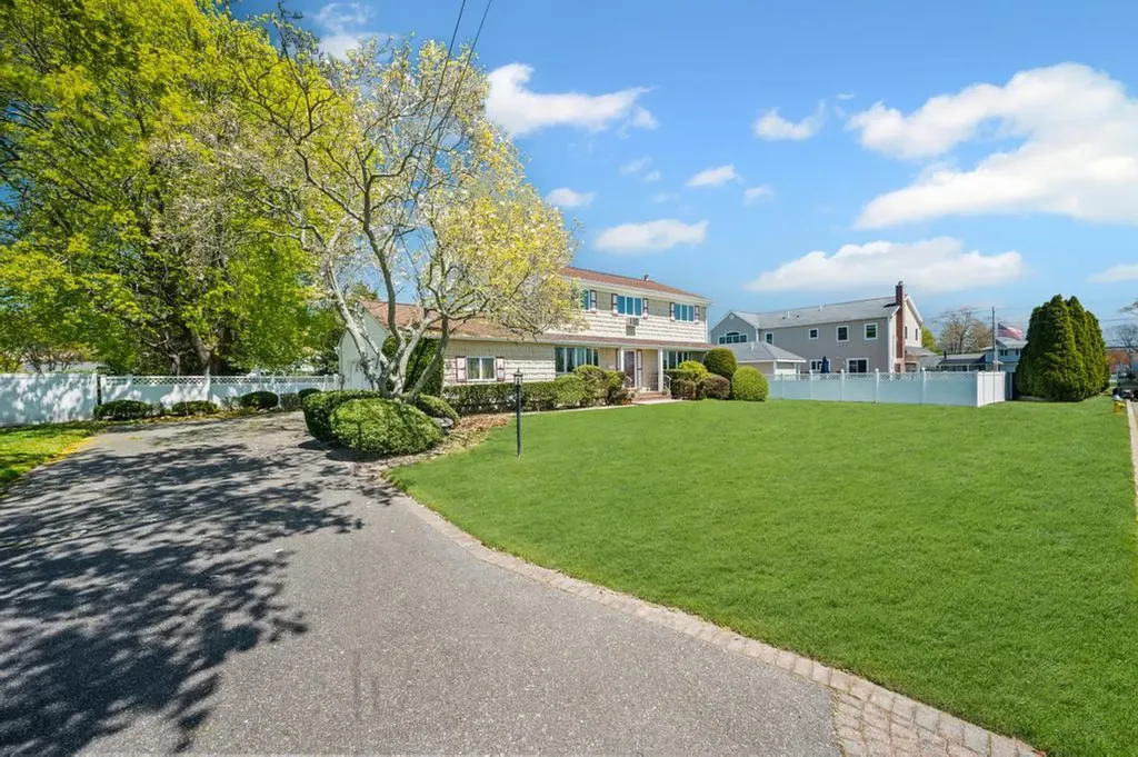 1 Bardolier Lane Bay Shore NY 11706