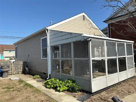 260 East Drive Copiague NY 11726