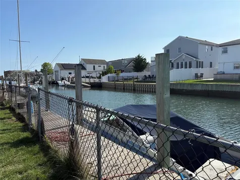 260 East Drive Copiague NY 11726