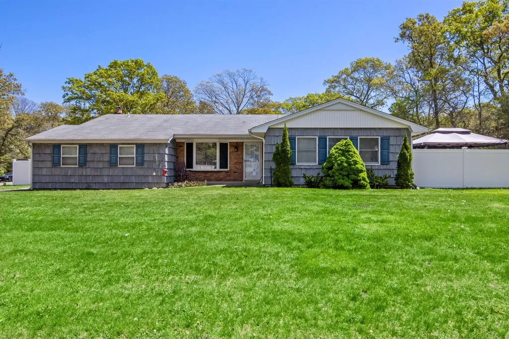 25 Teele Drive Coram NY 11727
