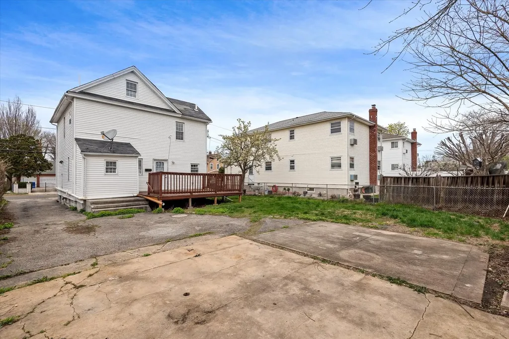223 Jackson Avenue Mineola NY 11501