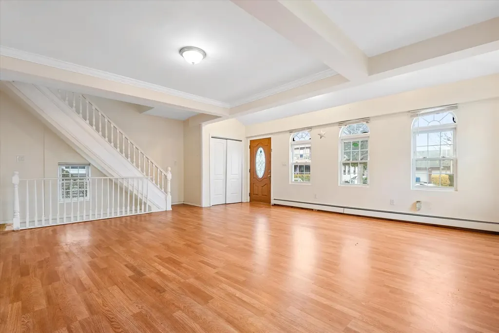 223 Jackson Avenue Mineola NY 11501