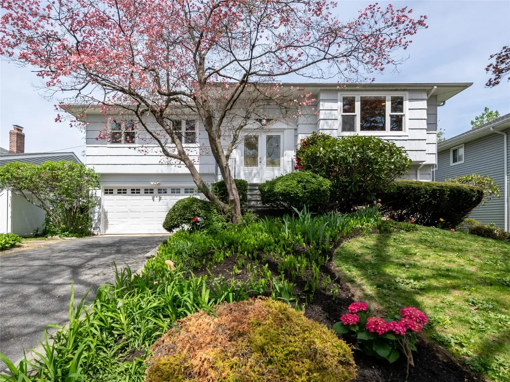 22 Heathcote Drive Albertson NY 11507
