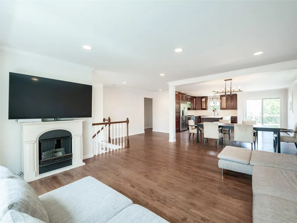 22 Heathcote Drive Albertson NY 11507