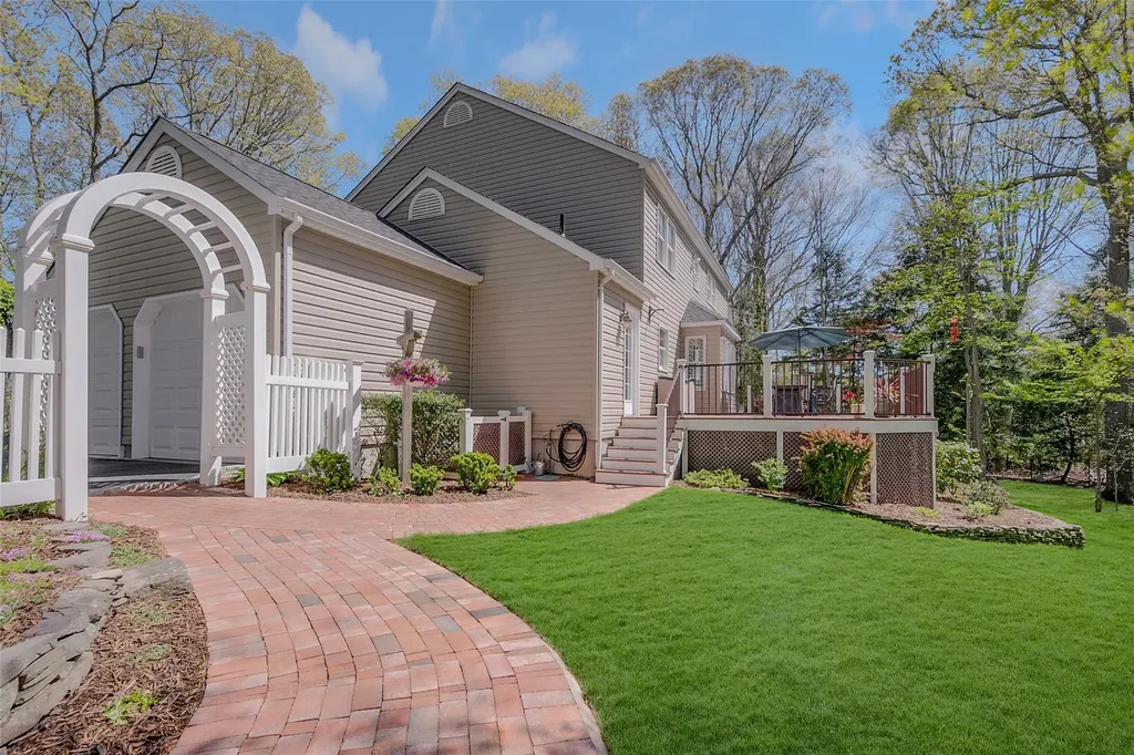 19 Emerald Lane Wading River NY 11792