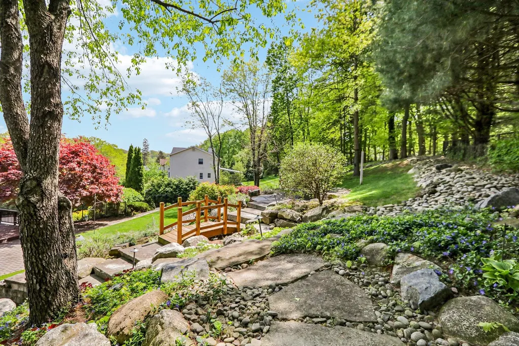 9 Carriage Lane Nanuet NY 10954