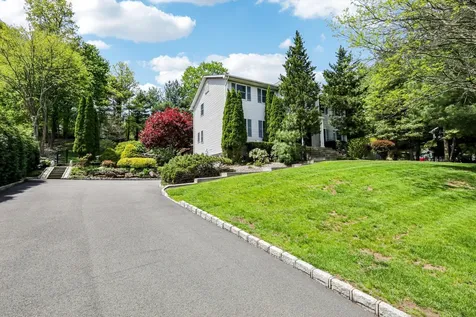 9 Carriage Lane Nanuet NY 10954