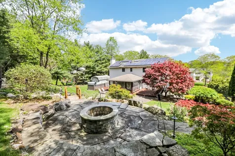 9 Carriage Lane Nanuet NY 10954